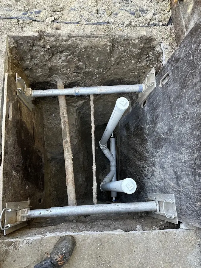Experienced plumber completing Drain Cleaning work in Hialeah